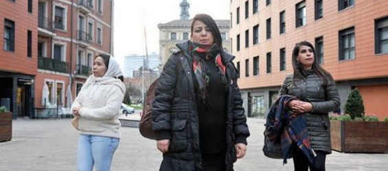 Meriem, Afaf and Karima in the streets of Bilbao / Ph. Oskar González