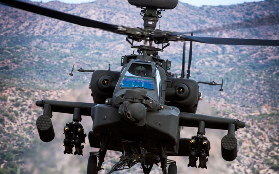 Apache attack helicopter. / DR