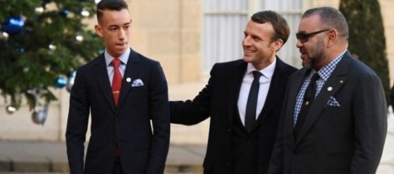 King Mohammed VI accompanied by Crown Prince, Moulay Hassan and teh French President Emmanuel Macron./Ph. AFP