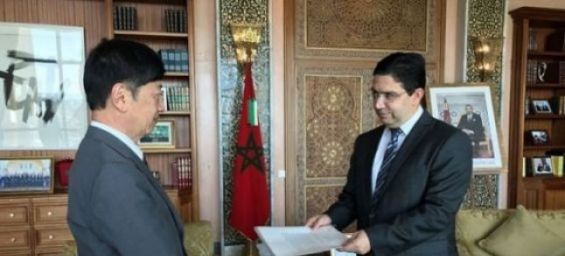 Foreign Affairs Minister Nasser Bourita and the Extraordinary and Plenipotentiary Ambassador of Japan Shinozuka Takashi. / DR