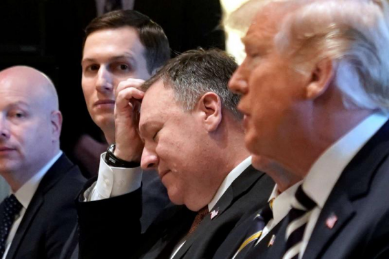 US President senior advisor Jared Kushner, Mike Pompeo and Donald Trump. / DR