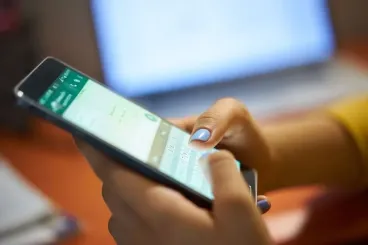 استئنافية البيضاء تقضي بعدم قانونية إشعار المرض عبر "واتساب" وترفض تعويض أجيرة
