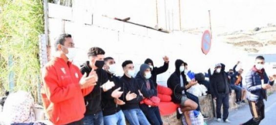 A group of Moroccans near the Tarajal center, closed Tuesday. / Ph. El Faro de Ceuta