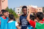 Maroc : Vinicius Junior visite un lycée à Marrakech et enfile le maillot de l'équipe nationale