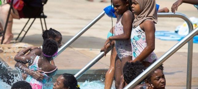 Muslim children from a summer camp kicked out of a swimming for their clothes./Ph.DR.