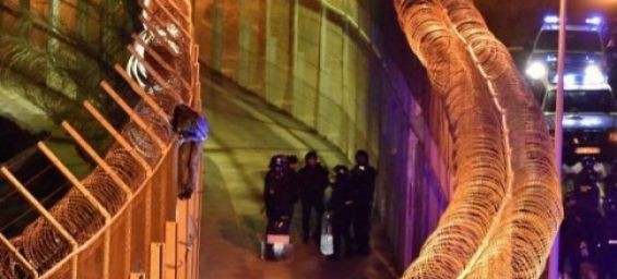 30 Moroccan and Algerian migrants found in fairground in Ceuta./Ph. Jose Antonio Sempere - Reuters 
