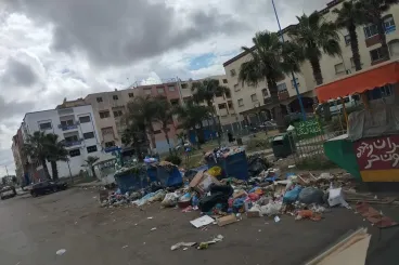 أزبال بوزنيقة تغمر الشوارع.. ومطالب بتحقيق عاجل حول الأزمة البيئية