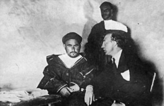 Le journaliste espagnol Luis de Oteyza interviewant Mohamed ben Abdelkrim el-Khattabi, en août 1921 / Ph. DR.