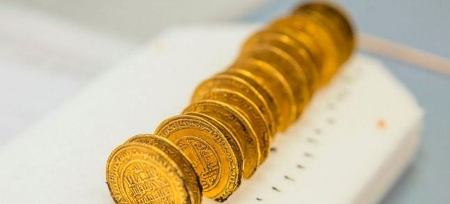 The 21 Islamic dinars discovered in an old infimary in Cluny, France./Ph. AFP, UNIVERSITE LUMIERE LYON II, ALEXIS GRATTIER