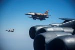 Deux bombardiers US B-52H et des F-16 des FAR en mission dans l'espace aérien marocain