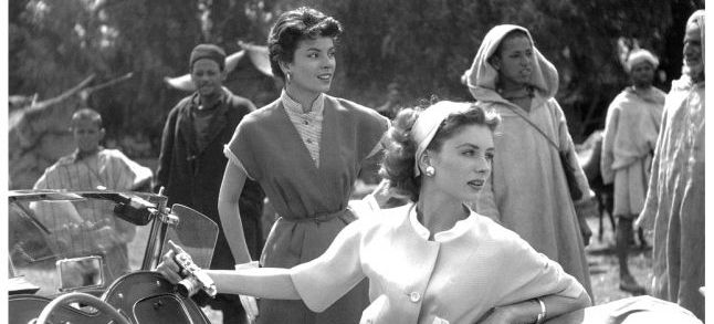 Suzy Parker, an American model posing in Morocco for Elle magazine in 1953./Ph. DR