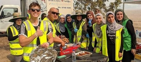 Members of a Muslim NGO cook meals for exhausted firefighters in Australia. / Ph. Daily Mail Australia