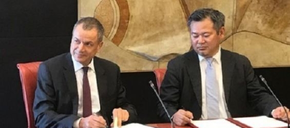 Boubker Jai, Managing Director of Attijariwafa bank and Ikari Data from Sumitomo Corperation Europe Limited during the signing of the memorandum./Ph. DR