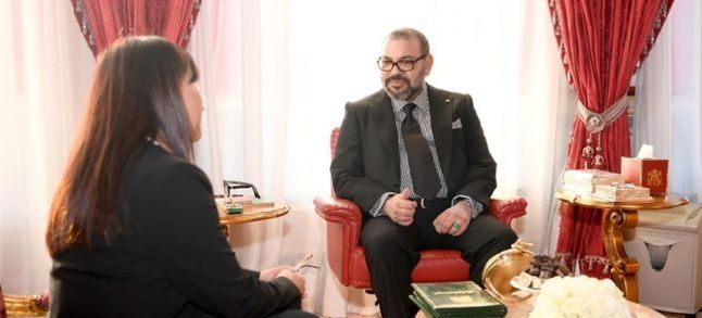 King Mohammed VI and human rights activist Amina Bouayach./Ph. DR