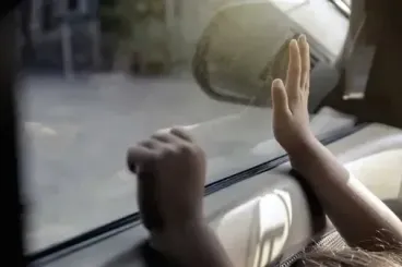 وفاة تلميذ داخل سيارة نسيه السائق بداخلها نواحي تاونات