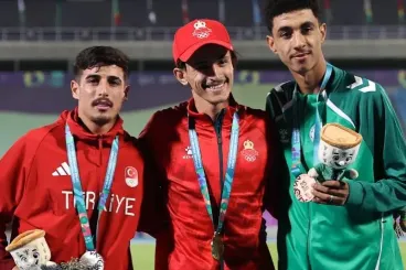 العداء المغربي أنس الساعي يحرز ذهبية سباق 1500 متر في ألعاب التضامن الإسلامي