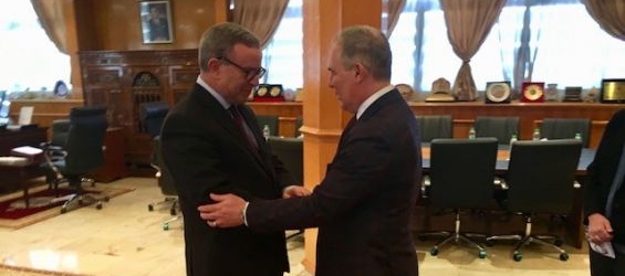 EPA's chief Scott Pruitt shaking hands with Justice Minister Mohamed Aujjar during a trip to Morocco./Ph. EPA
