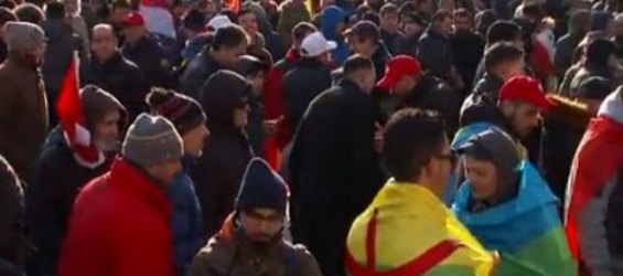 3,000 Moroccans rally in Brussels to demand the release of political detainees./Ph. VRT NWS screenshot