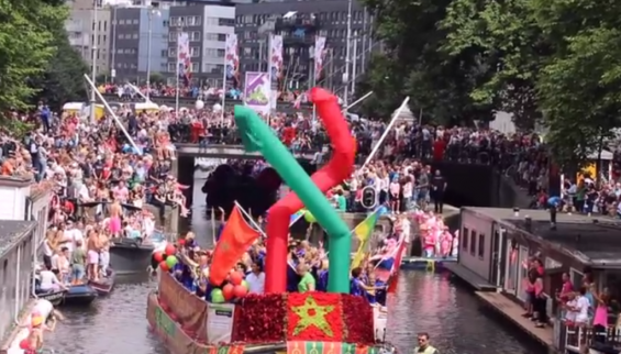 Moroccans participating in Amsterdam's gay-pride parade./Ph. DR