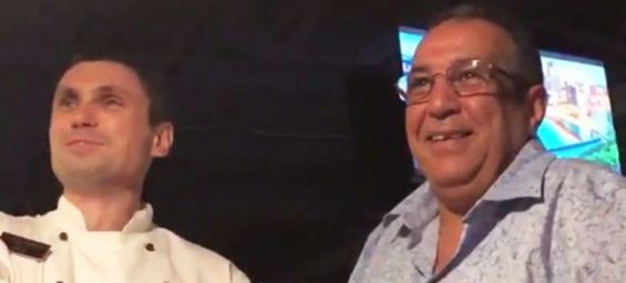 The man who pretended he was Prime Minister of Morocco taking a photo with the restaurant's chef in Russia./Ph. Twitter