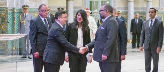 King Mohammed VI shaking hands with Wang Chuanfu, founder of BYD Auto, ahead of signing ceremony between Morocco and Chinese automobile manufacturer ./Ph. DR