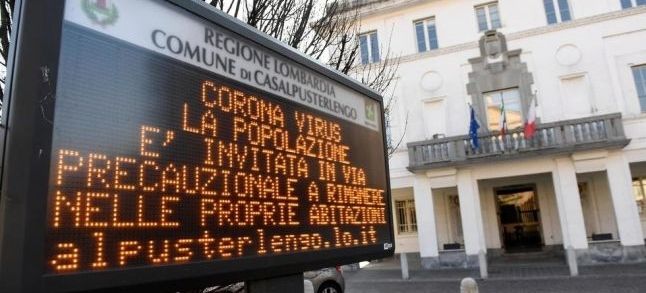 A sign warning people to stay at home is seen in the town of Casalpusterlengo amid a coronavirus outbreak in northern Italy. / REUTERS-Flavio Lo Scalzo