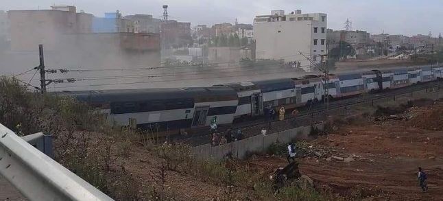 A train runs off its rails between Rabat and Kenitra./Ph. DR