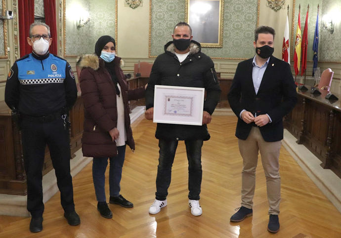 Espagne Hommage A Un Marocain Ayant Sauve Un Enfant De La Noyade