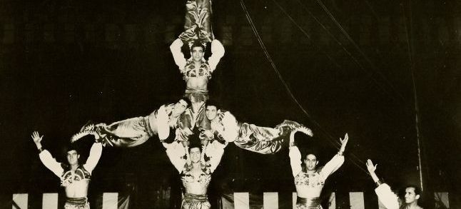 Moroccan acrobats forming a human pyramid./Ph. DR