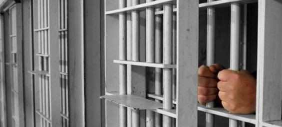Banking executive in Ksar El Kebir convicted for misusing client funds on sports bets