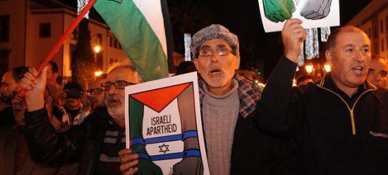 Protesters in Morocco compare Israel to apartheid./Ph. : EPA