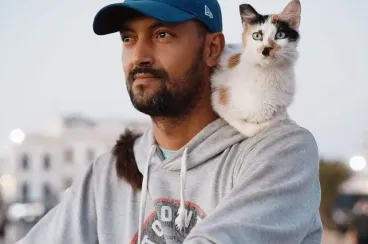 Supercats in Essaouira : The man with shoulder-riding cats