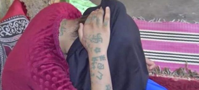 Khadija showing a tattoo on her neck after claiming that she was kidnapped, raped and tortured by a group of teenagers./Ph. DR