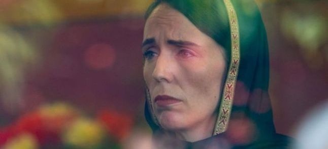 New Zealand Prime Minister Jacinda Ardern visiting the Christchurch terror attack victims' families./Ph . DR 