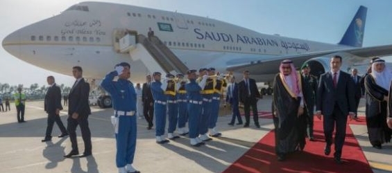 King Salman greeted by Prime Minister Saadeddine El Othmani in Tangier./Ph. Sabq