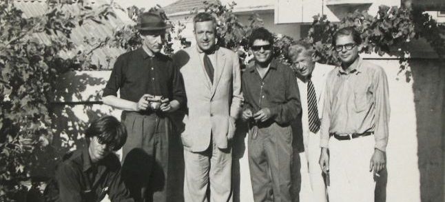 Sitting in front are Peter Orlovsky and Paul Bowles behind them stand William Burroughs Allen Ginsberg./Ph. DR