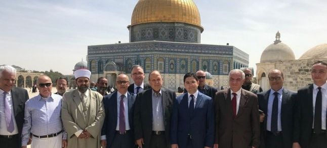 Nasser Bourita on Tuesday in al-Aqsa mosque with a Palestinian delegation./Ph. Al-Jazeera