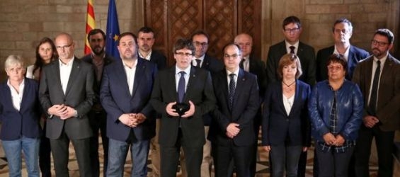 Catalan leader Carles Puigdemont was flanked by members of his government as he made his statement./Ph. Reuters