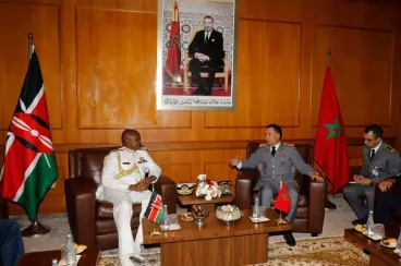 المفتش العام للقوات المسلحة الملكية يتباحث مع رئيس أركان قوات الدفاع الكينية