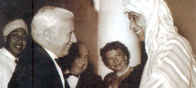 Charlie Chaplin shaking hands with Pasha Thami El Glaoui in Marrakech in 1955./Ph. DR