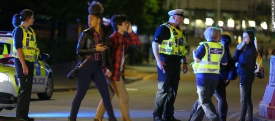 Police men in front of the Manchester Arena on the 22nd of May 2017 aftter the bombing./Ph. CNN
