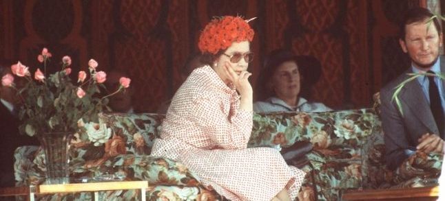 Queen Elizabeth waiting for King Hassan II during her visit to Morocco in October 1980./Ph. DR