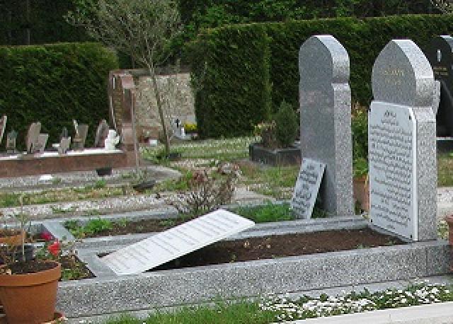 In Nîmes, Fouad, Sofian and Megdi clean up the forgotten graves