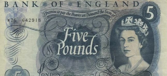 A five pounds bill./Ph. DR