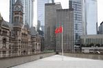 Le drapeau du Maroc sur l'esplanade du parlement de l'Ontario pour l'Indépendance