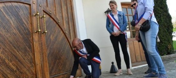 vry-sur-Seine mayor Philippe Bouyssou  leaving a message for King Mohammed VI in front of his palace in Betz, France./Ph. Le Parisien -L.M.