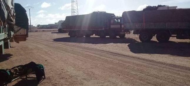 The trucks of Sahrawi merchants stuck in Bir Moghrein in Mauritania./Ph. Futuro Sahara