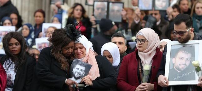 Grenfell Tower families hold vigil on the steps of St Paul's./Ph. DR