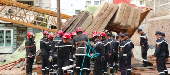 A crane fell on passersby Monday, 23rd of April, in Casablanca, injuring two people./Ph. Mustapha Fahmi-Yabiladi