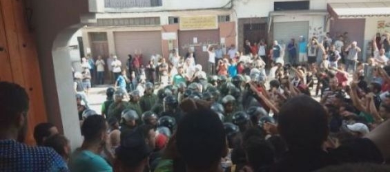 Demonstrators and police forces in front of the Sedraki mosque in Al Hoceima during the 20th of July march. / Ph. Youssef Dahmani - Yabiladi
